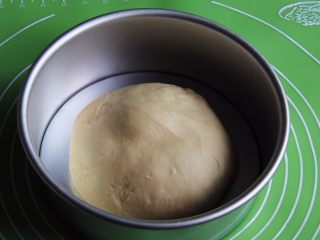 11、原味牛角面包,拿出整理，放入模具。