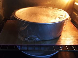 12、原味牛角面包,烤箱发酵档，底部放热水，发酵60分钟。30分钟换一碗热水。