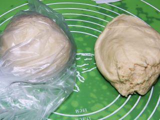 15、原味牛角面包,分成二份，一份放冰箱冷藏，还有一份继续操作。
