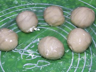 16、原味牛角面包,面团分成六份，盖上保鲜膜静置20分钟。