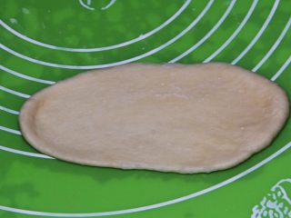 17、原味牛角面包,面团擀成椭圆形。