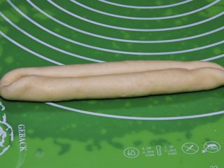 18、原味牛角面包,两边往中间卷，收紧口子。