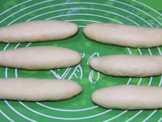 19、原味牛角面包,再滚存圆柱形。