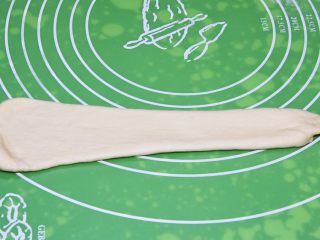 20、原味牛角面包,继续擀成长舌状。