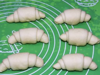 21、原味牛角面包,再往里卷起来，头子压在下面。