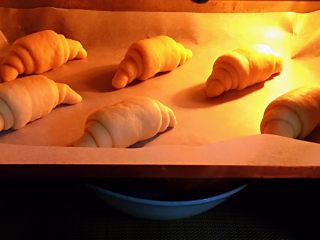 22、原味牛角面包,放入烤箱二次发酵，方法同上，也是60分钟。