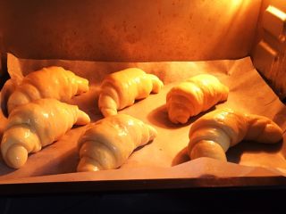 24、原味牛角面包,烤箱预热至180度，模具送入烤箱。