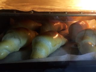 25、原味牛角面包,时间20分钟，上色满意加盖锡纸。