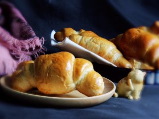 26、原味牛角面包,烤完冷却。