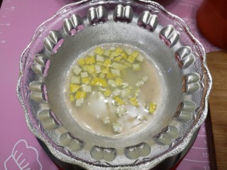 4、百变水果 蓝莓酱,将柠檬皮屑寖泡进柠檬汁中备用。