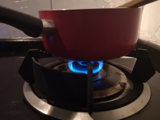 6、百变水果 蓝莓酱,将腌渍好的蓝莓上火煮制,全程小火慢慢熬煮。