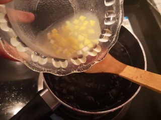 8、百变水果 蓝莓酱,接着倒入柠檬汁和屑,大火煮开,大概两三分钟。