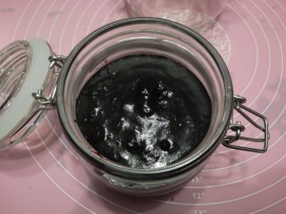 10、百变水果 蓝莓酱,趁热倒入瓶中。