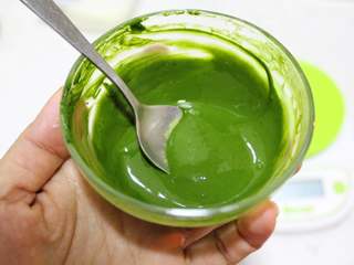 1、抹茶双色蛋糕卷,抹茶粉加热水搅匀，有颗粒的最好先将抹茶粉过筛，备用