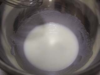 2、抹茶双色蛋糕卷,玉米油、牛奶、5克糖一起搅拌2分钟