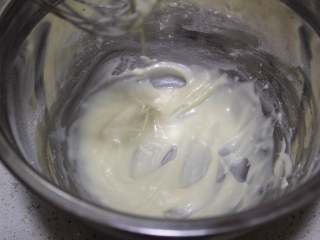 4、抹茶双色蛋糕卷,画Z字搅匀