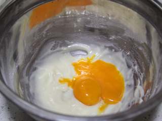 5、抹茶双色蛋糕卷,蛋白蛋黄分开，蛋白用无水无油的盆装着放冰箱冷藏，蛋黄加入面糊里，这叫后蛋法。