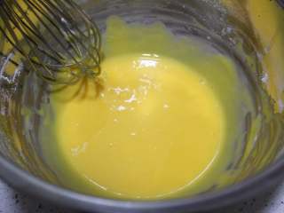 6、抹茶双色蛋糕卷,搅拌顺滑，盖上保鲜膜备用