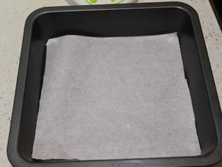 7、抹茶双色蛋糕卷,方形的烤盘底部垫一张油纸，烤箱预热160度