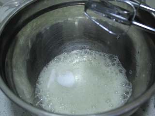 8、抹茶双色蛋糕卷,蛋白里加入几滴柠檬汁，打发至粗泡，加15克糖的三分之一，继续打发