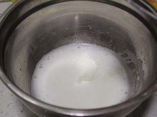 9、抹茶双色蛋糕卷,气泡变细加第二次三分之一糖