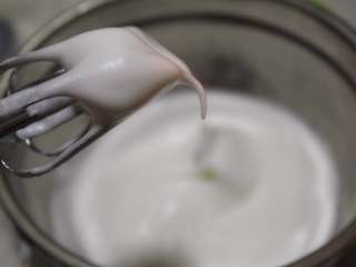 11、抹茶双色蛋糕卷,打到小弯勾的状态