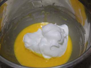 12、抹茶双色蛋糕卷,取三分之一的蛋白霜和蛋黄糊翻拌均匀