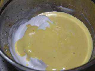 13、抹茶双色蛋糕卷,然后倒回蛋白盆，翻拌均匀