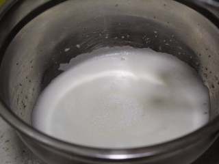 10、抹茶双色蛋糕卷,出现纹路加最后一次糖