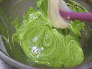 15、抹茶双色蛋糕卷,取一小部分蛋糕糊，和事先制作好的抹茶糊翻拌均匀