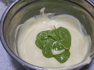 16、抹茶双色蛋糕卷,然后倒进原味蛋糕糊里，轻轻的翻拌两下