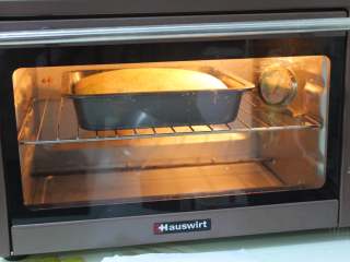 18、抹茶双色蛋糕卷,放进预热好的烤箱中层，160度，18-20分钟。蛋糕体涨到最高的状态。