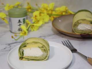 21、抹茶双色蛋糕卷,好吃的抹茶卷制作好了，有淡淡的抹茶味，不会觉得甜腻