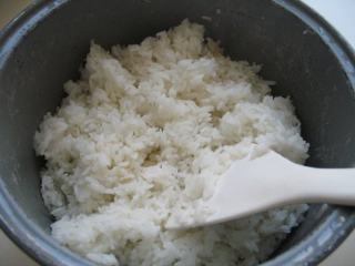 1、三文鱼寿司 ,蒸一锅米饭，然后取出电饭锅内胆，用米饭铲把米饭翻动，打散