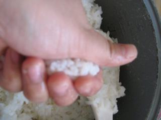 4、三文鱼寿司 ,手指全部攥起，如图所示，大拇指伸直