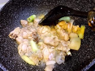 6、香菇鸡煲,倒入料酒10毫升