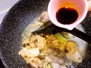 8、香菇鸡煲,放入20毫升生抽