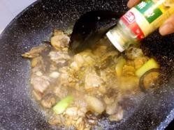 10、香菇鸡煲,放入白胡椒粉翻炒均匀