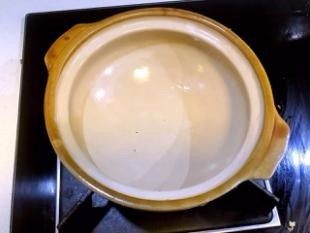 16、香菇鸡煲,此时准备好砂锅在过上加热,