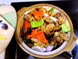 17、香菇鸡煲,将鸡腿倒入砂锅中,盖上锅盖继续加热
