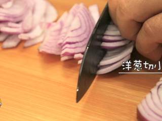 2、咖喱肥牛乌冬,洋葱切小块备用
