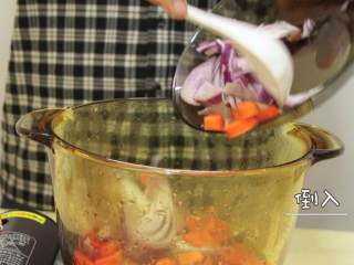 4、咖喱肥牛乌冬,热锅下油，大火放入洋葱块、胡萝卜块大火翻炒出香味