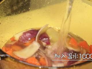 5、咖喱肥牛乌冬,加入1000ml冷水，大火烧开后，再煮3分钟