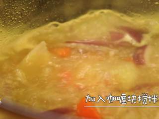 6、咖喱肥牛乌冬,加入咖喱块搅拌均匀，转小火保温慢炖