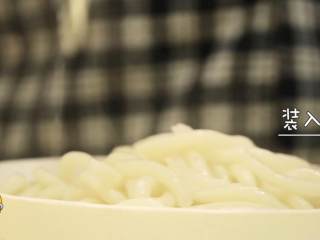 7、咖喱肥牛乌冬,另外热水，烫开乌冬面，放入碗底