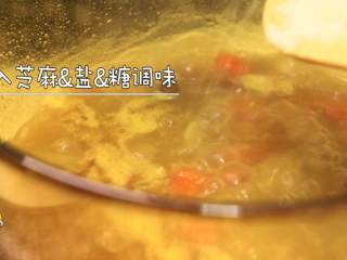 8、咖喱肥牛乌冬,加入芝麻、盐、糖调味