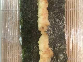 2、    寿司 龙卷,放两只虾