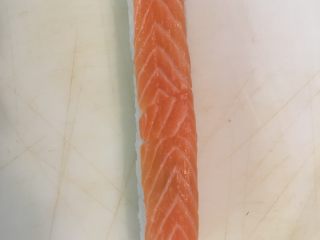 4、    寿司 龙卷,铺上两张鱼片