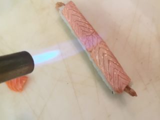 5、    寿司 龙卷,用喷射器喷在鱼片上