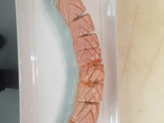 6、    寿司 龙卷,切成八块